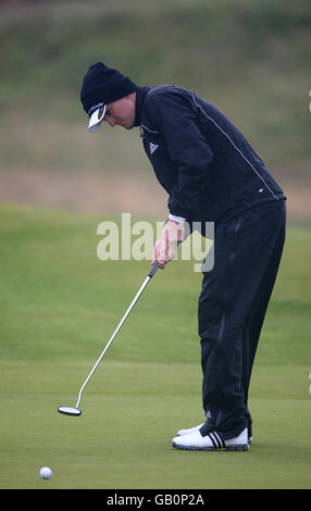 Justin Rose d'Angleterre pute sur le 1er trou pendant la première partie du Championnat d'Open au Royal Birkdale Golf Club, Southport. Banque D'Images