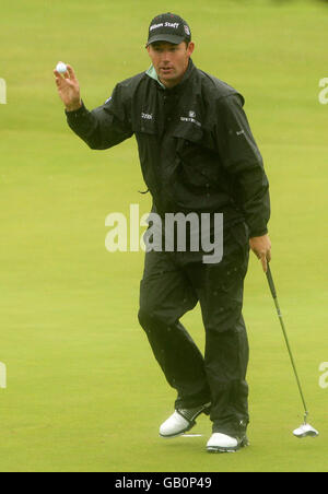 Padraig Harrington, de la République d'Irlande, sur le 5ème green après l'accouchement lors de la première manche du Championnat d'Open au Royal Birkdale Golf Club, Southport. Banque D'Images