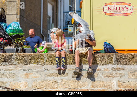 No 2 d'une séquence de 3 shot montrant une mouette s'attaquer à un vacancier un vol d'un pasty à St Ives, Cornwall Banque D'Images