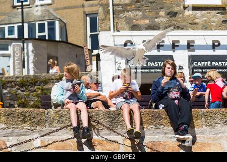 No 1 d'une séquence de 6 shot montrant une mouette s'attaquer à un vacancier un vol d'un pasty à St Ives, Cornwall Banque D'Images