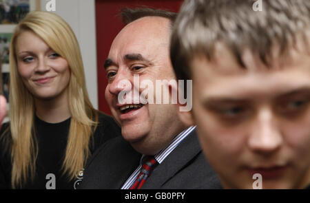 Le premier ministre Alex Salmond (au centre) discute avec les membres du projet mondial de la jeunesse de Glasgow à Glasgow pendant la période qui a suivi l'élection partielle de Glasgow est. Banque D'Images