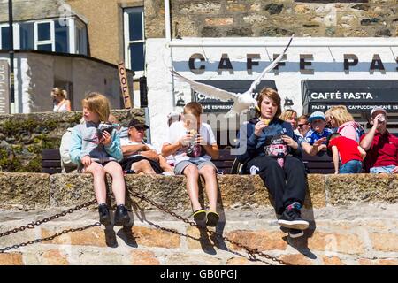 No 2 d'une séquence de 6 shot montrant une mouette s'attaquer à un vacancier un vol d'un pasty à St Ives, Cornwall Banque D'Images