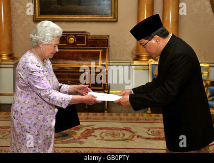 La reine Elizabeth II rencontre son Excellence M. Yuri Thamrin, le nouvel ambassadeur de l'Indonésie, au Palais de Buckingham à Londres. Banque D'Images