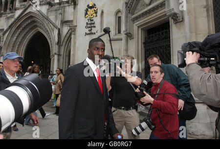 Dwain Chambers quitte la High court de Londres, où il espérait renverser son interdiction de toute une vie de participer aux compétitions olympiques. Banque D'Images