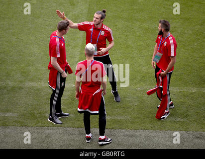 Pays de Galles gardien Wayne Hennessey (à gauche) avec ses coéquipiers Gareth Bale (haut droite), Aaron Ramsey (en bas à gauche) et Joe Ledley pendant la promenade autour du Stade de Lyon, Lyon. Banque D'Images