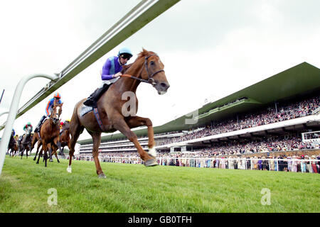 Courses hippiques - Royal Ascot. Les chevaux se font courir vers la ligne d'arrivée Banque D'Images