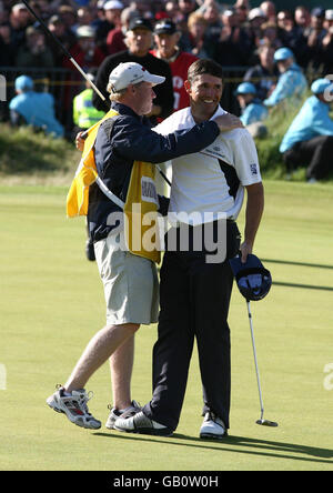 Padraig Harrington, de la République d'Irlande (à droite), célèbre le 18 avec son caddie Ronan Flood après avoir remporté le Championnat Open au Royal Birkdale Golf Club, Southport. Banque D'Images