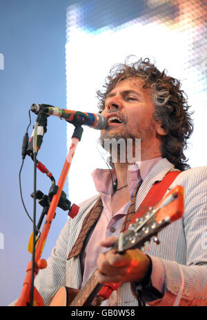 Wayne Coyne des Flaming Lips se produit au cours du deuxième jour de la Lovebox Weekender au Victoria Park, dans l'est de Londres. Banque D'Images