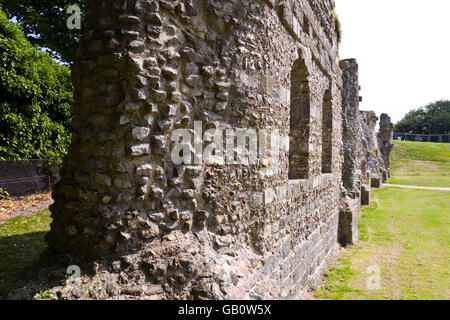 Prieuré de Lewes, les ruines d'un prieuré clunisien médiéval de Glenlee Guest House, East Sussex, Angleterre, Royaume-Uni. Banque D'Images