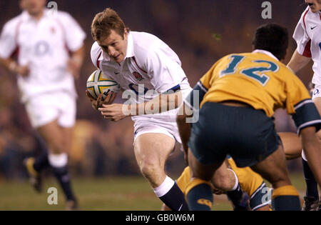 Rugby Union - Tour d'Angleterre - Australie / Angleterre.Le will Greenwood, en Angleterre, est à la hauteur de la ligne de mire et passe devant Steve Kefu (no12), en Australie, pour tenter sa chance au cours de la première moitié Banque D'Images