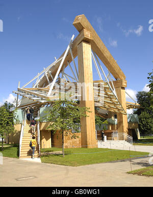 Vue générale du pavillon de la Serpentine Gallery à Kensington Gardens, Londres, conçu par l'architecte renommé Frank Gehry et construit en bois et en acier, avec des panneaux de verre superposés. Banque D'Images