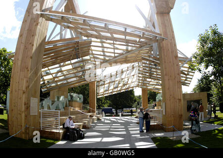 Vue générale du pavillon de la Serpentine Gallery à Kensington Gardens, Londres, conçu par l'architecte renommé Frank Gehry et construit en bois et en acier, avec des panneaux de verre superposés. Banque D'Images