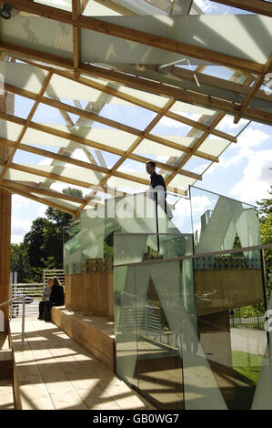 Vue générale du pavillon de la Serpentine Gallery à Kensington Gardens, Londres, conçu par l'architecte renommé Frank Gehry et construit en bois et en acier, avec des panneaux de verre superposés. Banque D'Images