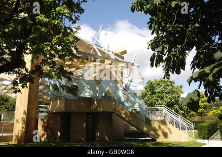 Vue générale du pavillon de la Serpentine Gallery à Kensington Gardens, Londres, conçu par l'architecte renommé Frank Gehry et construit en bois et en acier, avec des panneaux de verre superposés. Banque D'Images