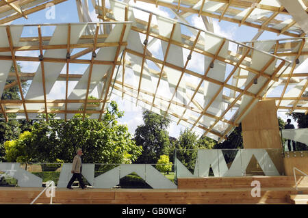 Vue générale du pavillon de la Serpentine Gallery à Kensington Gardens, Londres, conçu par l'architecte renommé Frank Gehry et construit en bois et en acier, avec des panneaux de verre superposés. Banque D'Images