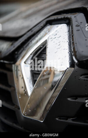 Close up of chrome logo Renault sur une voiture Banque D'Images