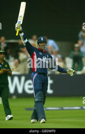 Cricket - le défi NatWest - Angleterre / Pakistan.Le Marcus Trescothick d'Angleterre célèbre son siècle Banque D'Images