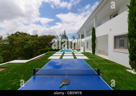 Table de ping-pong dans le jardin à l'extérieur d'une maison isolée Banque D'Images