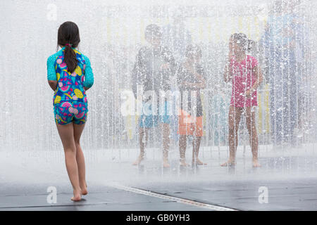 Enfants jouant dans l'eau présentent à Southbank, Londres en Juillet Banque D'Images