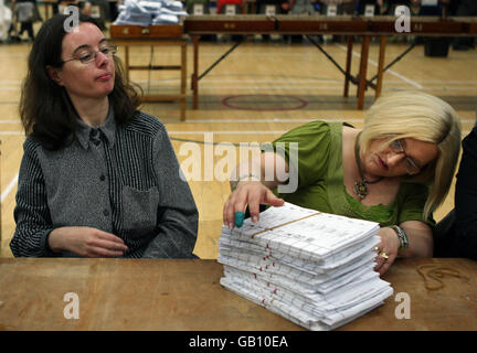 Les premiers votes arrivent au centre de loisirs de Tollcross Park, après la clôture des sondages à l'élection partielle de Glasgow East. Banque D'Images