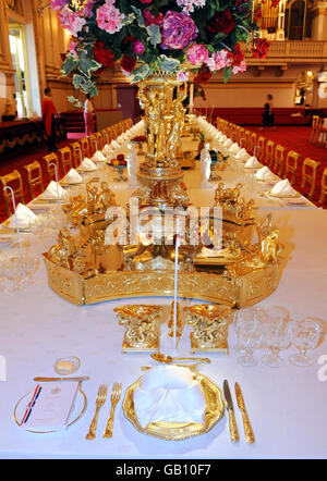 Une table au banquet d'État, dans le cadre de l'exposition d'ouverture d'été à Buckingham Palace, Londres. La salle de bal a été aménagée pour que les visiteurs puissent profiter d'un vrai banquet d'État. Banque D'Images