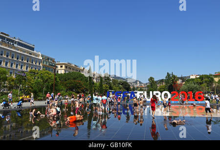 Les gens s'amuser dans la grande fontaine située près de l'UEFA EURO 2016 logo en promenade du Paillon dans la ville de Nice, France Banque D'Images