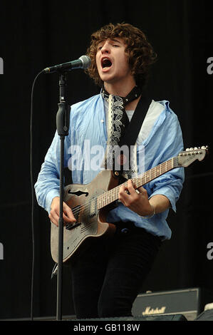 Luke Pritchard des Kooks se produit sur la scène principale de T in the Park 2008 au festival de musique T in the Park près de Kinross en Écosse. Banque D'Images