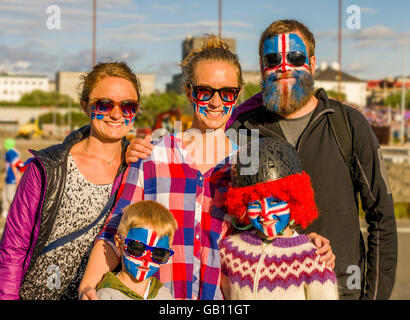 Famille islandaise avec visages peints, soutenant l'Islande, à l'UEFA Euro 2016 Tournoi de football, Reykjavik, Islande. Banque D'Images