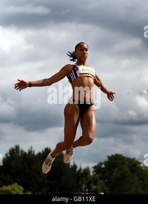 Jade Johnson participe au long saut lors des épreuves olympiques de l'Union de Norwich et des championnats du Royaume-Uni au stade Alexander de Birmingham. Banque D'Images