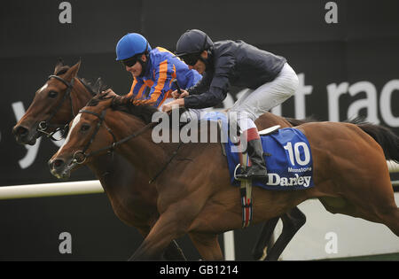 Courses hippiques - Darley Irish Oaks - Curragh Racecourse.Moonstone, (10), avec Johnny Murtagh vers le haut, bat Ice Queen, avec Seamus Heffernan pour gagner les Irish Oaks à l'hippodrome de Curragh, en Irlande. Banque D'Images