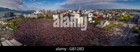 Des milliers d'accueillir l'équipe nationale de football islandais, après un succès de l'UEFA Euro 2016 la concurrence, Reykjavik, Islande Banque D'Images