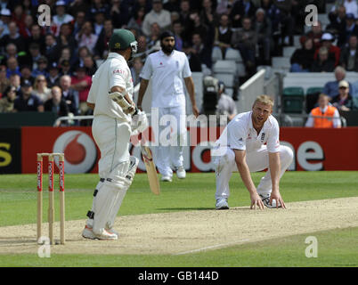 Cricket - deuxième test de npower - deuxième jour - Angleterre / Afrique du Sud - Headingley.Andrew Flintox, de l'Angleterre, regarde Ashwell Prince lors du deuxième match de npower Test au terrain de cricket de Headingley, à Leeds. Banque D'Images