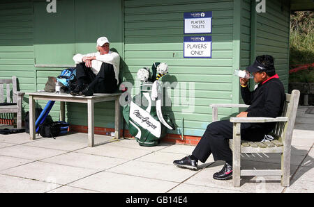 Greg Norman en Australie et KJ Choi en Corée ont un chat entre les trous après une prise de main pendant la troisième manche du Championnat Open au Royal Birkdale Golf Club, Southport. Banque D'Images