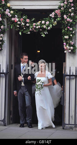 Lady Rose Windsor et le nouveau mari George Gilman quittent la Chapelle de la Reine, à Londres, après leur mariage. Banque D'Images