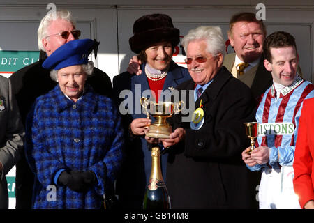 G-D: La Reine présente le Trainer Henrietta Knight, le propriétaire Jim Lewis et le jockey Jim Culloty avec le trophée pour le meilleur compagnon gagnant le Tote Cheltenham Gold Cup Steeple Chase Banque D'Images