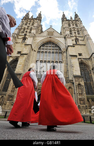 Un défilé de membres du clergé se rend à la cathédrale de Canterbury pour le service du dimanche pour les membres de la Conférence de Lambeth. Banque D'Images