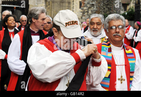 Un défilé de membres du clergé se rend à la cathédrale de Canterbury pour le service du dimanche pour les membres de la Conférence de Lambeth. Banque D'Images