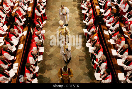 L'archevêque de Canterbury le Dr Rowan Williams (au centre, troisième en bas) passe devant les évêques anglican du monde entier à la cathédrale de Canterbury après un service du dimanche pour marquer l'ouverture de la Conférence de Lambeth. Banque D'Images