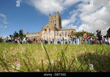 Plus de 500 personnes se joignent aux mains à l'extérieur de l'abbaye de Tewkewsbury dans une « chaîne d'espoir » marquant la renaissance de la ville un an après les inondations dévastatrices de l'été dernier. Banque D'Images