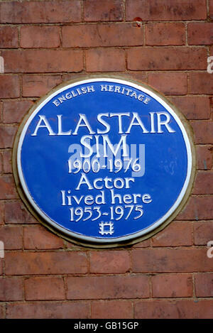 Une plaque bleue du patrimoine anglais à l'ancienne résidence du légendaire acteur Alastair SIM, qui a été dévoilée aujourd'hui à Frognal Gardens, dans le nord de Londres. Banque D'Images