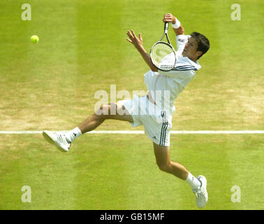 Tennis - Wimbledon 2003 - deuxième tour pour hommes - Tim Henman contre Michael Llodra.Tim Henman revient à Michael Llodra Banque D'Images