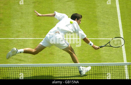 Tennis - Wimbledon 2003 - Deuxième tour - Tim Henman v Michael Llodra Banque D'Images