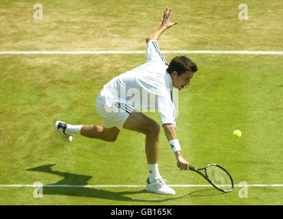 Tennis - Wimbledon 2003 - deuxième tour pour hommes - Tim Henman contre Michael Llodra.Tim Henman revient à Michael Llodra Banque D'Images