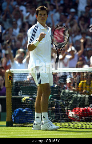 Tim Henman célèbre sa victoire contre Michael Llodra Banque D'Images