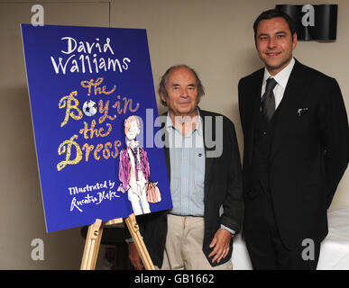 De gauche à droite : Quentin Blake, illustrateur, et David Walliams, authour, sont vus avec leur livre « The Boy in the Dress », dévoilé à Soho House, dans le centre de Londres. Banque D'Images