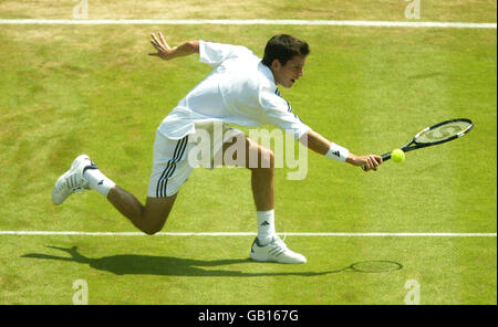 Tennis - Wimbledon 2003 - deuxième tour pour hommes - Tim Henman contre Michael Llodra.Tim Henman revient à Michael Llodra Banque D'Images