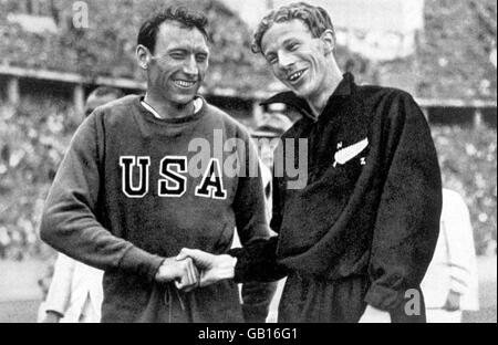 Le médaillé d'or du 1500m masculin, Jack Lovelock (r) de Nouvelle-Zélande, qui a établi un nouveau record du monde de 3min 47.8, se serre les mains avec le médaillé d'argent Glenn Cunningham (l) des États-Unis Banque D'Images