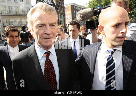 Le président de la FIA Max Mosley (à gauche) est escorté par son garde de sécurité lorsqu'il arrive à la haute Cour de Londres, le dernier jour de son procès contre le journal News of the World. Banque D'Images