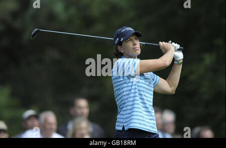 Le Juli Inkster des États-Unis part de la 6e partie lors de la troisième partie de l'Open britannique féminin Ricoh au Sunningdale Golf Club, Berkshire. Banque D'Images