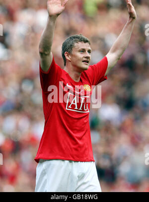 Ole Gunnar Solskjaer de Manchester United applaudit les fans à la suite du témoignage publicitaire d'Ole Gunnar Solskjaer à Old Trafford, Manchester. Banque D'Images